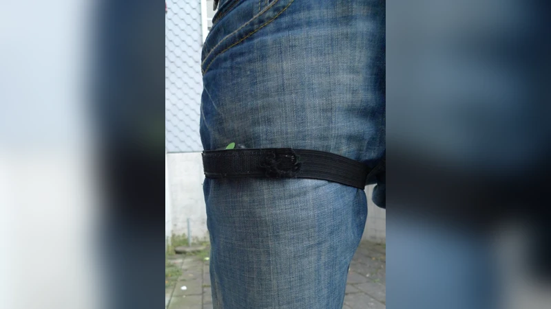 Recognition of Crowd Behavior from Mobile Sensors with Pattern Analysis   and Graph Clustering Methods