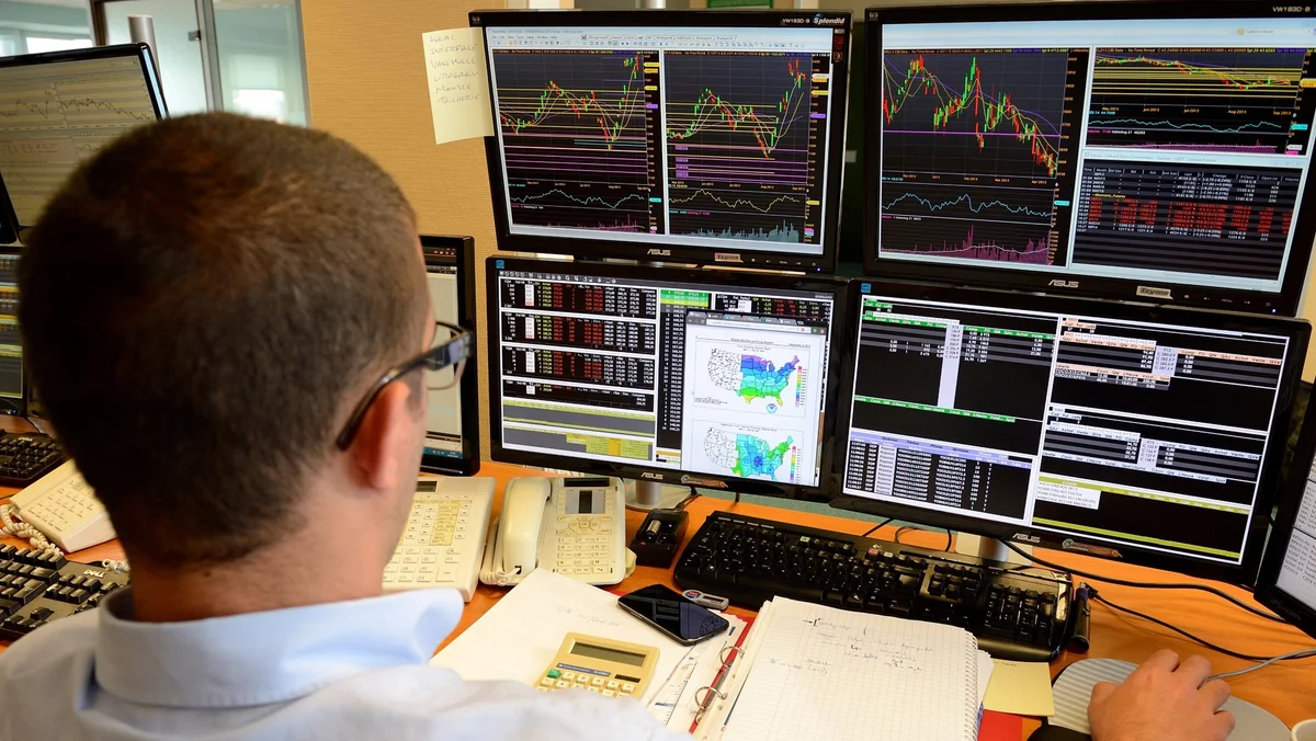 Heterotic Black Holes in Duality-Invariant Formalism