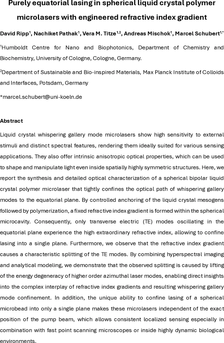Purely equatorial lasing in spherical liquid crystal polymer microlasers with engineered refractive index gradient