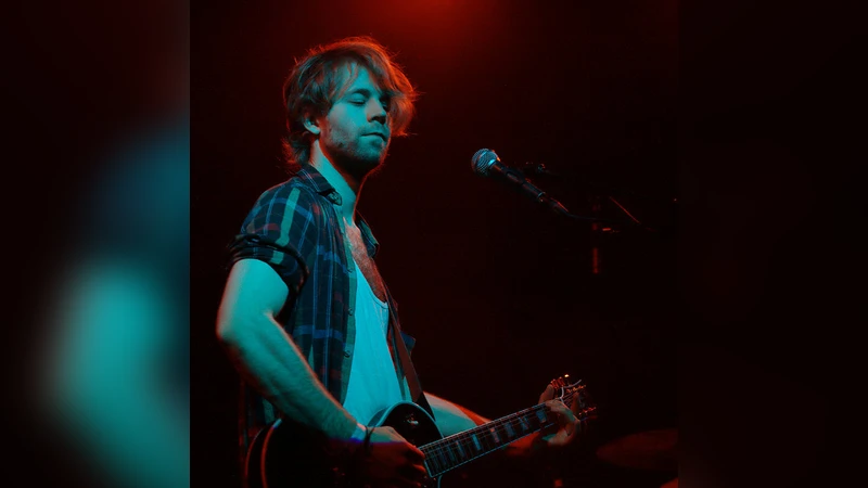 소셜 이벤트 탐지를 위한 상호작용 그래프 모델링