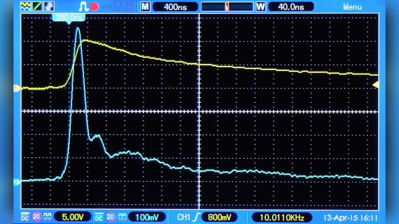 전압 스텝이 만든 초단전류 스파이크로 신경세포 자극